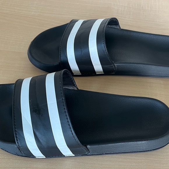 Men’s flip flops size medium like new condition. - Picture 5 of 6